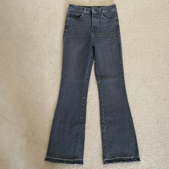 Express Denim - Express Women’s Grey High Rise Flare Jeans. Raw Hem. NWOT. Size 4 Regular.
